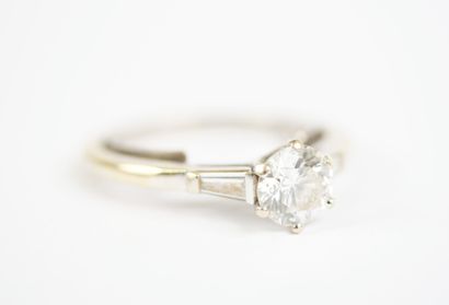 A solitaire ring in 18K white gold (750‰)...