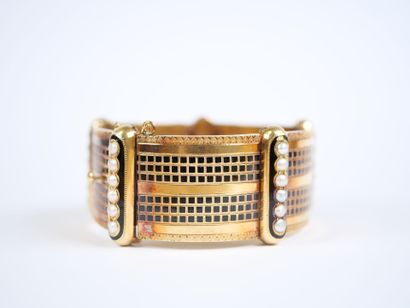 A striking hinged bracelet in 18K yellow...