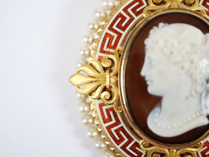 A large oval brooch in 18K yellow gold (750‰)...
