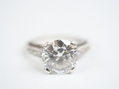 18K white gold (750‰) solitaire ring set...