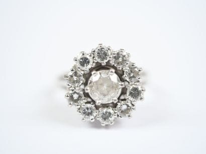 18K white gold (750‰) daisy ring featuring...