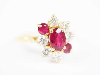 An 18K yellow gold (750‰) daisy ring featuring...