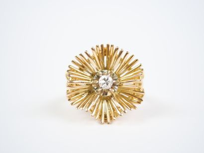 18K yellow gold (750‰) ring featuring a radiating...