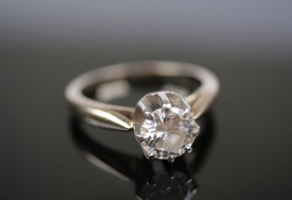 18K white gold (750‰) and platinum solitaire...
