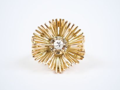 18K yellow gold (750‰) ring featuring a radiating...