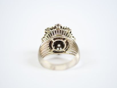A large 18K white gold (750‰) daisy ring...