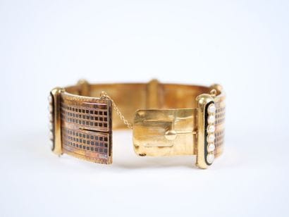 A striking hinged bracelet in 18K yellow...