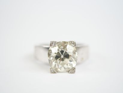 A substantial 18K white gold (750‰) ring...