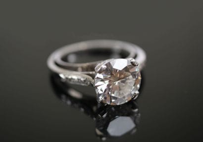 18K white gold (750‰) solitaire ring set...
