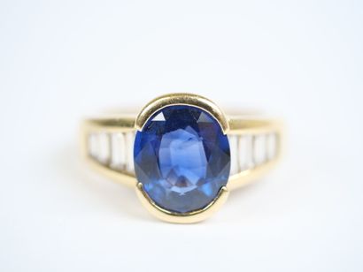 A striking 18K yellow gold (750‰) ring featuring...