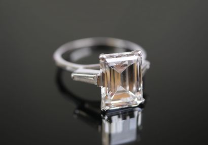 THE WHITE STAR.
Platinum ring (850‰) set...