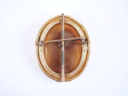 A large 18K yellow gold (750‰) brooch featuring...