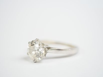 Platinum (850‰) solitaire ring featuring...