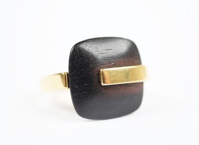 18K yellow gold ring (750‰) featuring a square...