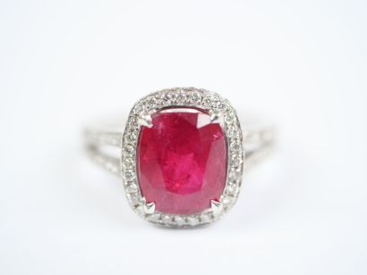 A striking 18K white gold (750‰) ring featuring...