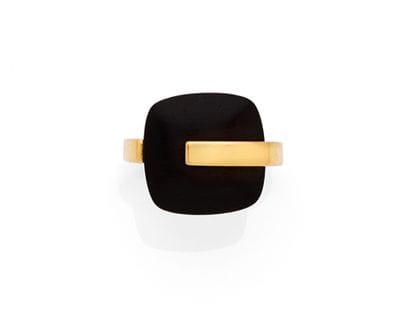 18K yellow gold ring (750‰) featuring a square...
