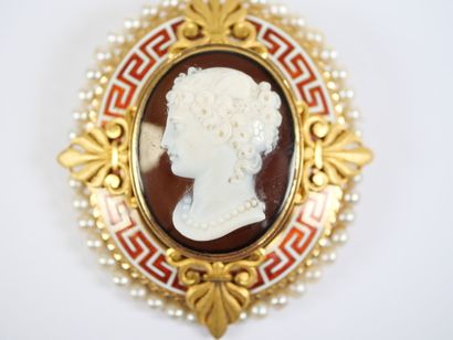 A large oval brooch in 18K yellow gold (750‰)...