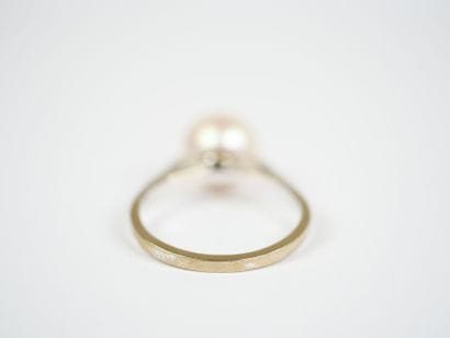 18K white gold (750‰) ring set with a cultured...