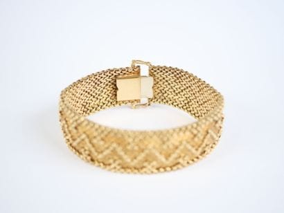 Wide, flexible bracelet in 18K yellow gold...
