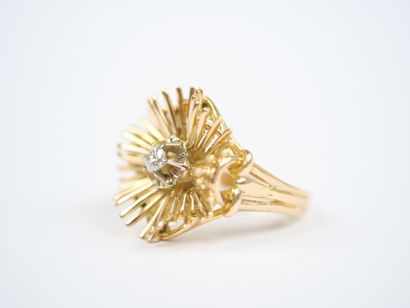 18K yellow gold (750‰) ring featuring a radiating...