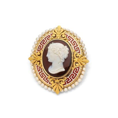 A large oval brooch in 18K yellow gold (750‰)...