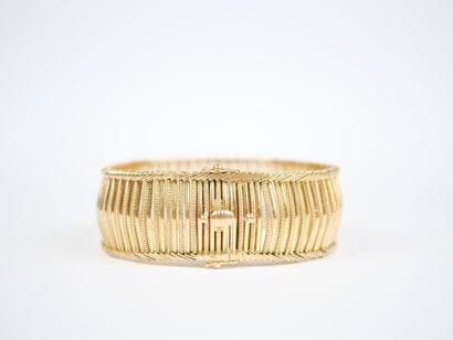 A striking 18K yellow gold (750‰) link bracelet...