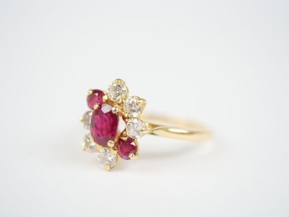 An 18K yellow gold (750‰) daisy ring featuring...