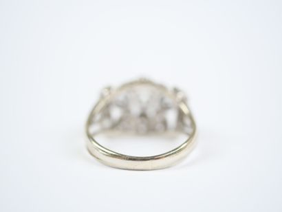 A large 18K white gold (750‰) ring featuring...