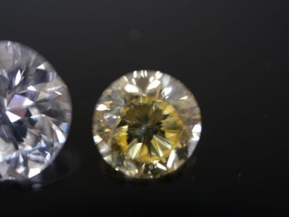 An 18K white gold (750‰) and platinum (850‰)...
