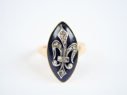 18K yellow gold (750‰) marquise ring featuring...