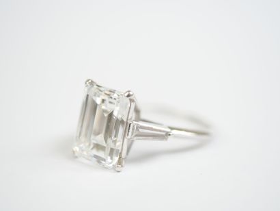 THE WHITE STAR.
Platinum ring (850‰) set...