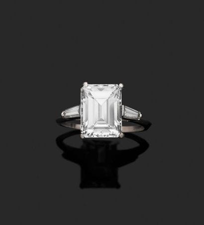 THE WHITE STAR.
Platinum ring (850‰) set...