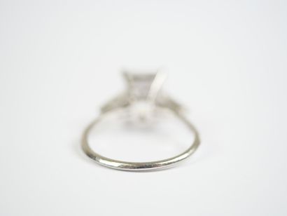 THE WHITE STAR.
Platinum ring (850‰) set...