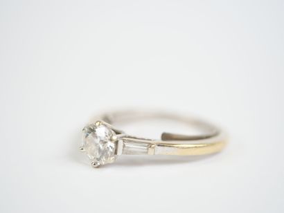 A solitaire ring in 18K white gold (750‰)...