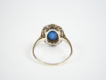An 18K white gold (750‰) ring featuring a...