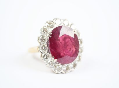 Large daisy ring in 18K yellow and white...