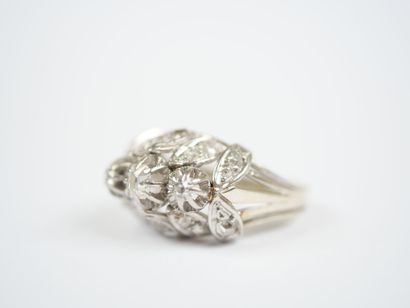 A large 18K white gold (750‰) ring featuring...