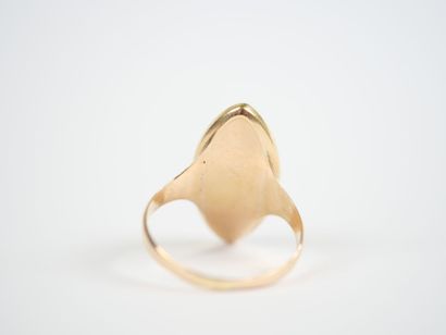 18K yellow gold (750‰) marquise ring featuring...
