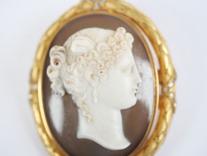 A large 18K yellow gold (750‰) brooch featuring...