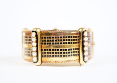 A striking hinged bracelet in 18K yellow...