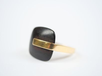 18K yellow gold ring (750‰) featuring a square...
