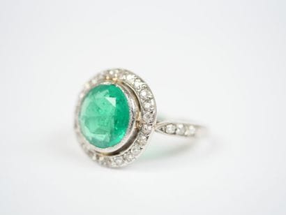 Platinum ring (850‰) featuring a round faceted...