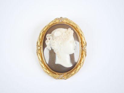 A large 18K yellow gold (750‰) brooch featuring...
