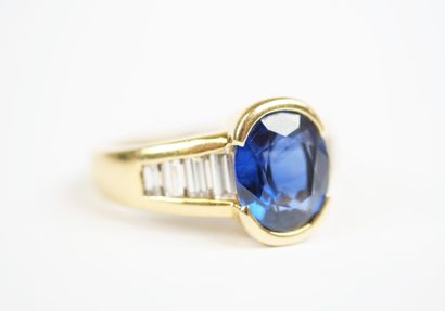 A striking 18K yellow gold (750‰) ring featuring...