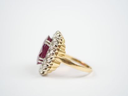Large daisy ring in 18K yellow and white...
