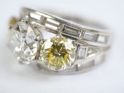 An 18K white gold (750‰) and platinum (850‰)...