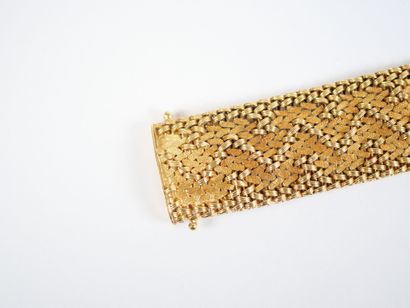 Wide, flexible bracelet in 18K yellow gold...