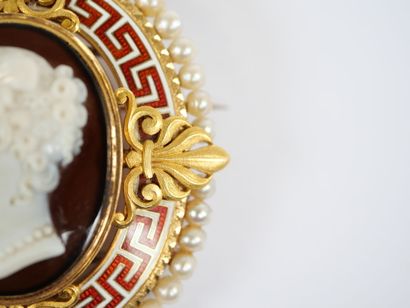 A large oval brooch in 18K yellow gold (750‰)...