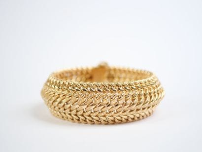 A striking 18K yellow gold (750‰) bracelet...