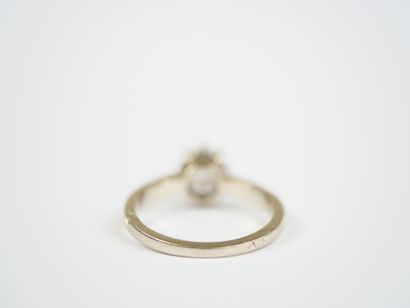 18K white gold (750‰) and platinum solitaire...